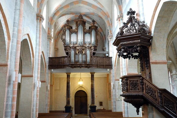 Orgel und Balkon in der Kirche — Stockfoto