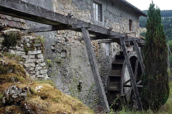 Gamla kvarnen med trä rullar — Stockfoto