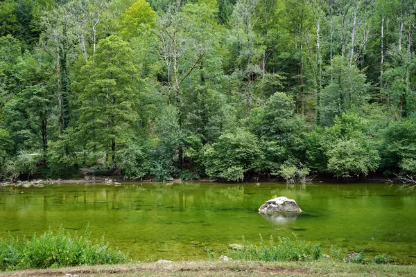 Zielone wody i rock w rzece Doubs — Zdjęcie stockowe