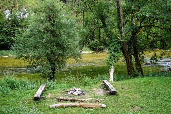 Nehir Doubs yakınındaki şömine — Stok fotoğraf