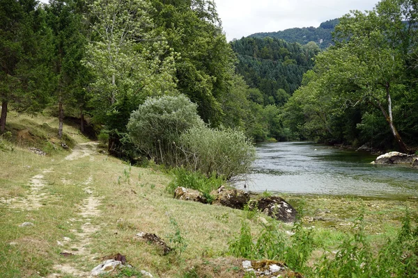 Patika nehir Doubs yakınındaki — Stok fotoğraf
