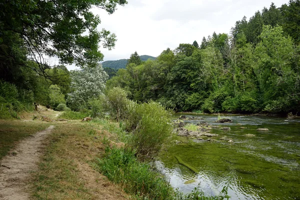 Passo a passo na margem do rio Doubs — Fotografia de Stock