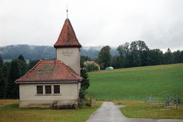 Piccola chiesa con tetto in piastrelle in Svizzera — Foto Stock