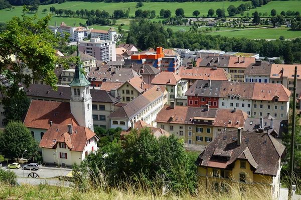 Chiesa e città — Foto Stock