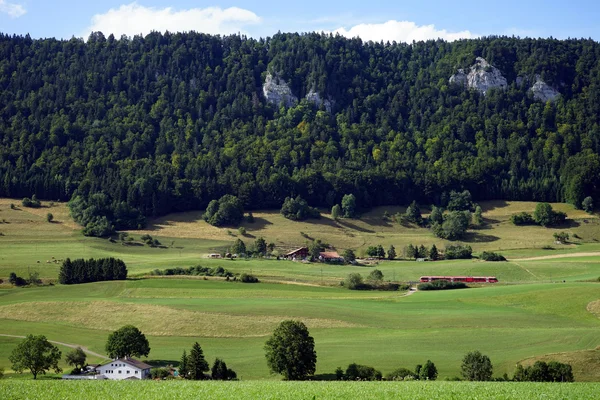 Rode trein en farm house — Stockfoto