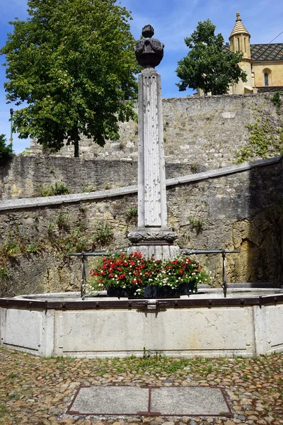 Obrlisk på gatan och kyrkan — Stockfoto