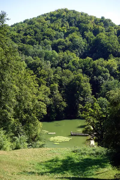 Lago e colina — Fotografia de Stock