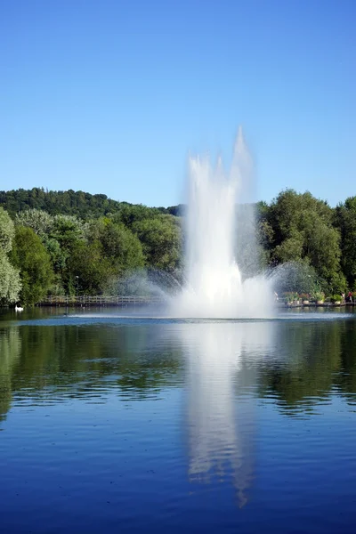 Fountain in the lake — Stock Photo, Image