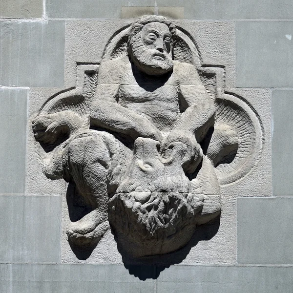 浅浮雕的参孙与狮子在市政厅的墙上 — 图库照片