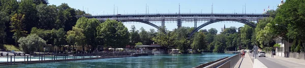 Панорама набережной и моста — стоковое фото