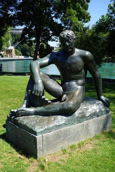 Brąz nagiego mężczyzny na brzegu rzeki Aare — Zdjęcie stockowe