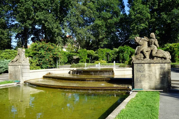 Fontein in tuin — Stockfoto