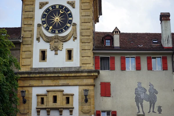 Clock tower, és a falon a régi város része — Stock Fotó