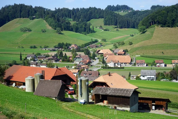 Villaggio svizzero nella zona rurale della Svizzera — Foto Stock