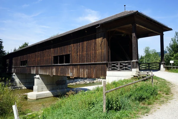 Traditionelle Holzbrücke über den Fluss in der Schweiz — Stockfoto