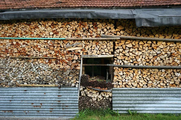薪と建物 — ストック写真