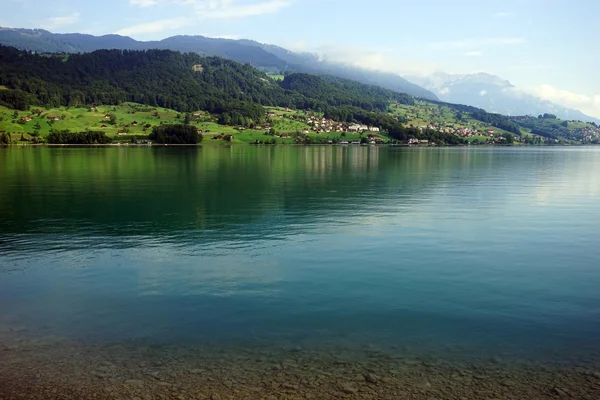 Jezioro Sarnersee i góry — Zdjęcie stockowe