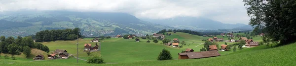 Village dans la vallée verte en zone rurale — Photo