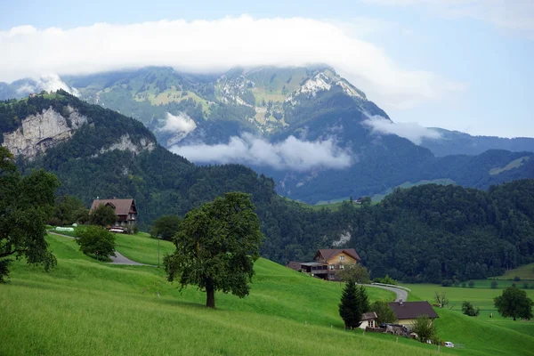Casa de fazenda no vale de Nidwalden — Fotografia de Stock