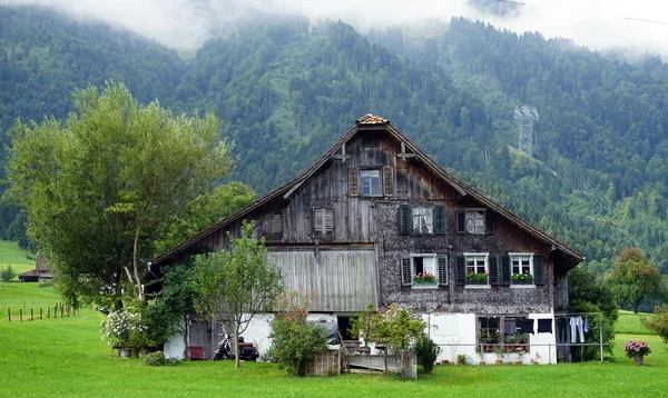 Dom drewniany farm w pobliżu funiculair — Zdjęcie stockowe