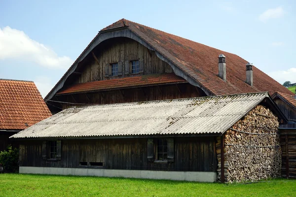 Bauernhaus aus Holz mit Brennholz — Stockfoto