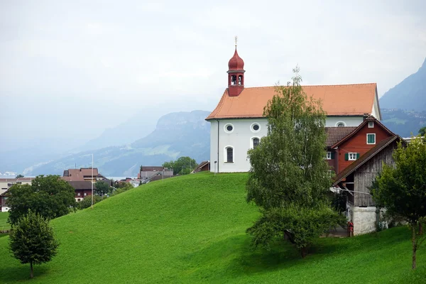 언덕에 교구 교회 — 스톡 사진