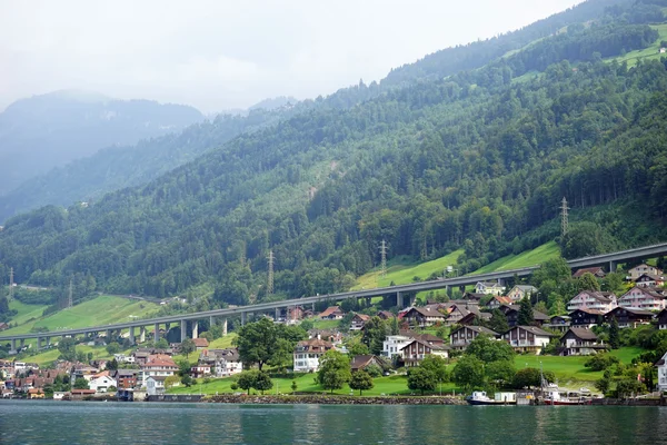 Autobahn und Stadt — Stockfoto