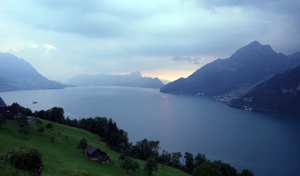 Bauernhäuser und Luzerner See — Stockfoto