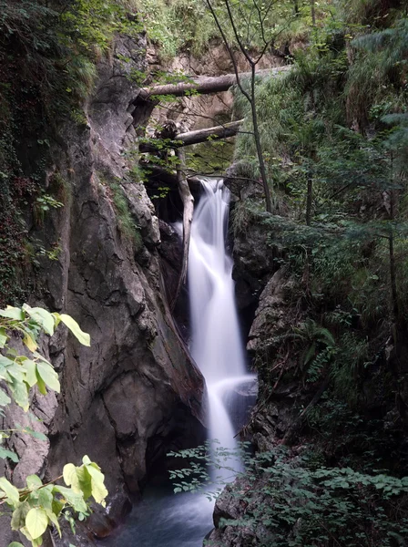 Risletenschlucht watervallen en rock — Stockfoto