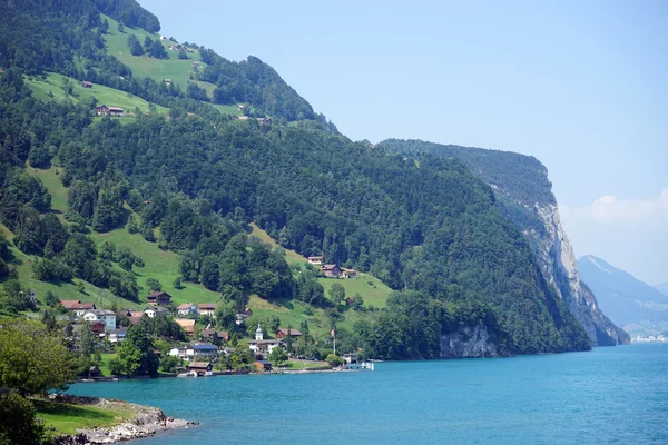 Bauen ciudad cerca de la roca y el lago Lucrtne en Suiza —  Fotos de Stock