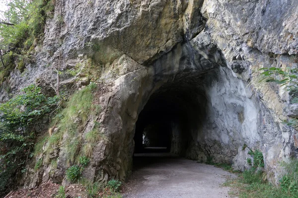 Entrada de longo túnel perto de Bauen na Suíça — Fotografia de Stock