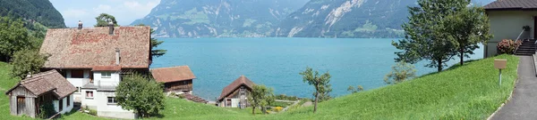 Casa rural y lago de Lucerna — Foto de Stock