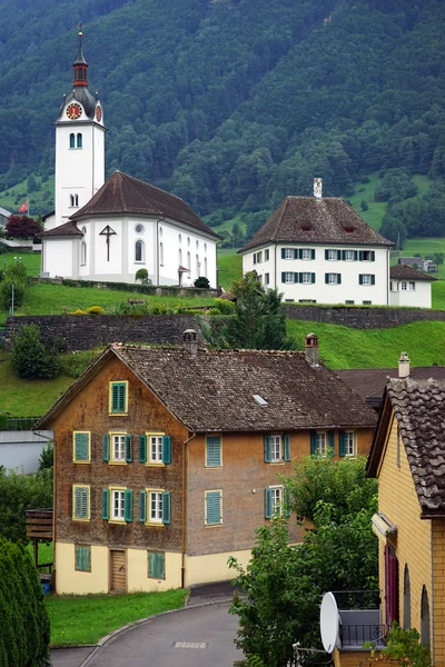 Kirche und Häuser — Stockfoto