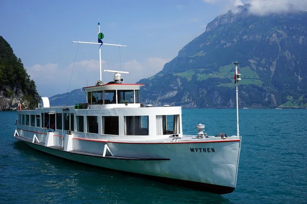 Touristenschiff in der Nähe der Seebrücke — Stockfoto