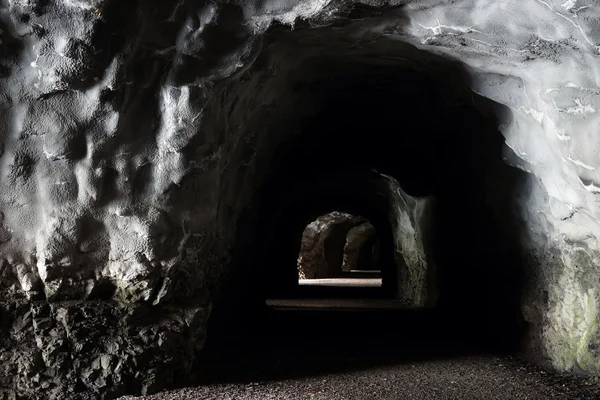 Túnel largo en la roca — Foto de Stock