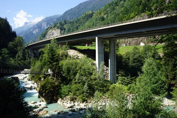 Duas pontes sobre o rio no desfiladeiro, Suíça — Fotografia de Stock
