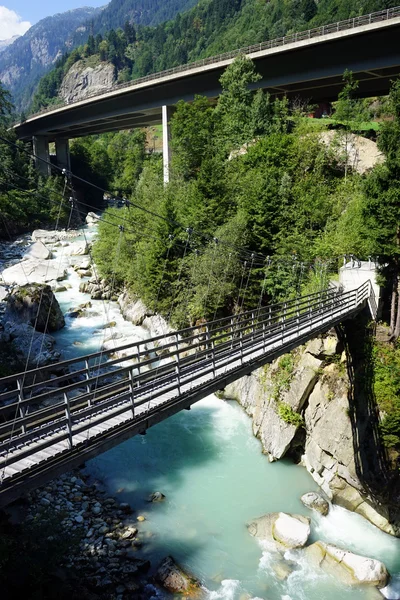 Zwei Brücken über den Fluss in Schlucht, Schweiz — Stockfoto