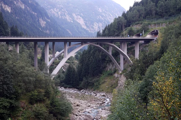 Estrada e ponte na montanha — Fotografia de Stock