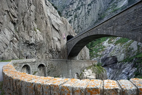 Teufelsbrücke und Straße — Stockfoto