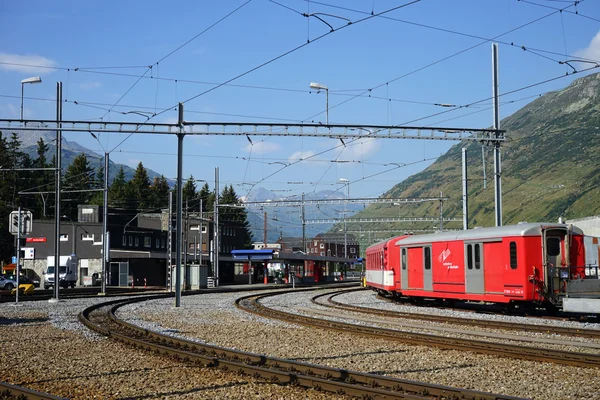 Tågstation med röda tåget — Stockfoto
