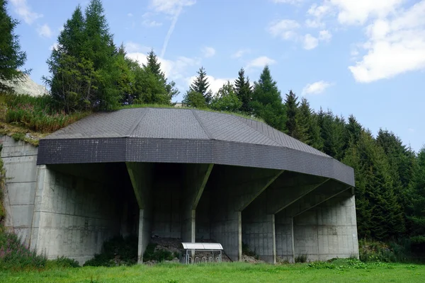 Beton budynek w pobliżu pastwisko — Zdjęcie stockowe