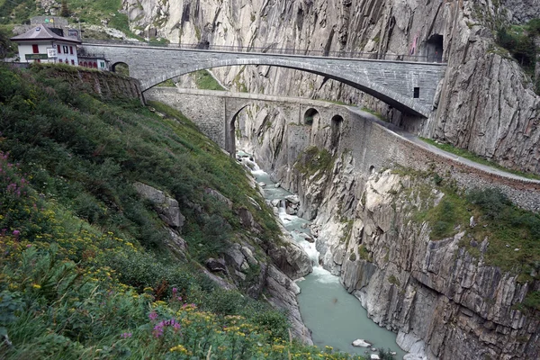 Teufelsbrücke und Fluss — Stockfoto