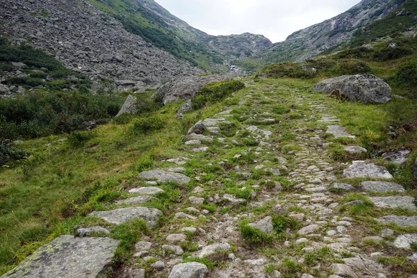 Vecchio ciottolo a Passo del San Gottardo nelle Alpi svizzere — Foto Stock