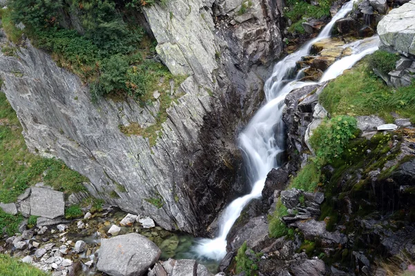 Στενό ποτάμι σε ελβετικές Άλπεις — Φωτογραφία Αρχείου