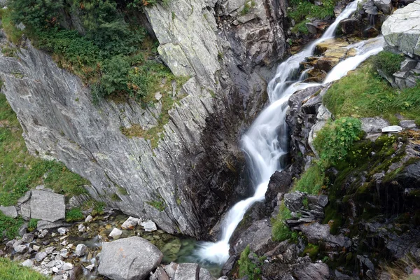 Fiume stretto nelle Alpi svizzere — Foto Stock