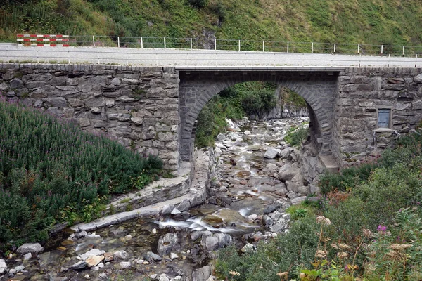 Stone bridge and road — Stock Photo, Image