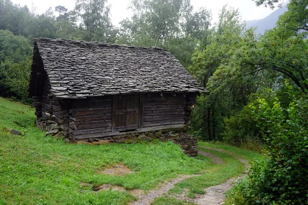 Дерев'яний навіс з кам'яним дахом — стокове фото