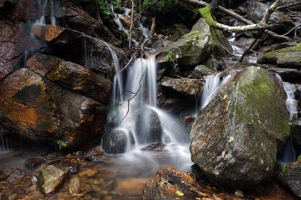 Petite rivière avec cascade — Photo