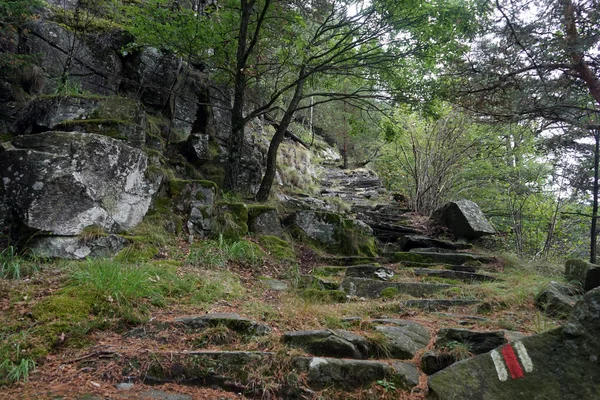 山の斜面に古い石道路 — ストック写真