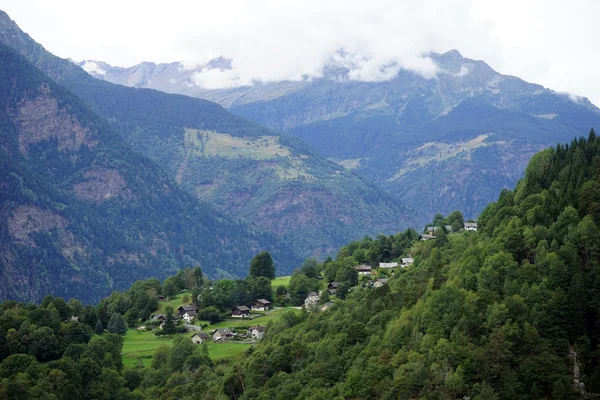 Pueblo en los Alpes suizos — Foto de Stock